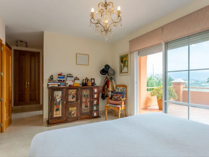 Located in the sought-after residential area of Cerro del Águila on Mijas Costa, this beautifully presented detached corner villa offers a unique combination of privacy, open views, and exceptional comfort. Enjoy uninterrupted panoramic vistas across the 