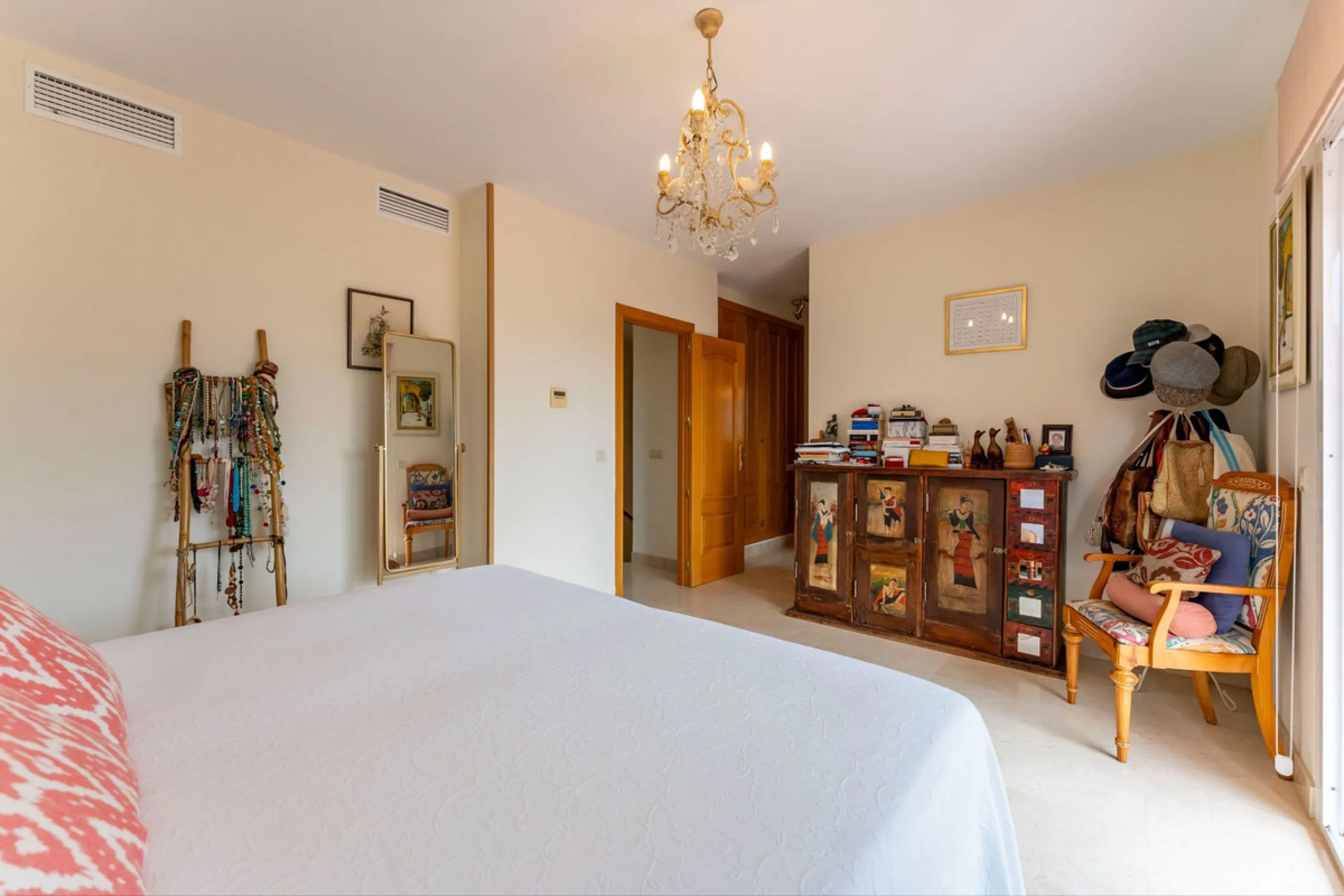 Located in the sought-after residential area of Cerro del Águila on Mijas Costa, this beautifully presented detached corner villa offers a unique combination of privacy, open views, and exceptional comfort. Enjoy uninterrupted panoramic vistas across the 