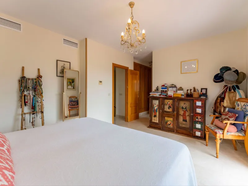 Located in the sought-after residential area of Cerro del Águila on Mijas Costa, this beautifully presented detached corner villa offers a unique combination of privacy, open views, and exceptional comfort. Enjoy uninterrupted panoramic vistas across the 