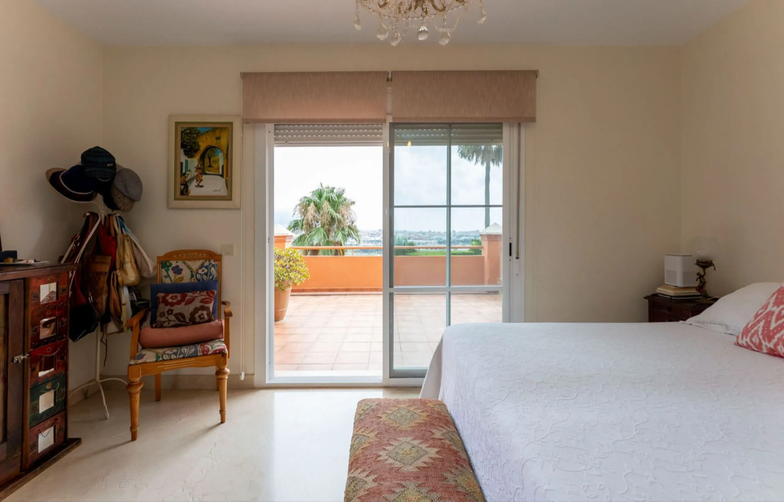 Located in the sought-after residential area of Cerro del Águila on Mijas Costa, this beautifully presented detached corner villa offers a unique combination of privacy, open views, and exceptional comfort. Enjoy uninterrupted panoramic vistas across the 