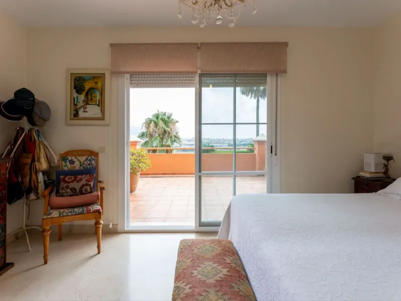 Located in the sought-after residential area of Cerro del Águila on Mijas Costa, this beautifully presented detached corner villa offers a unique combination of privacy, open views, and exceptional comfort. Enjoy uninterrupted panoramic vistas across the 