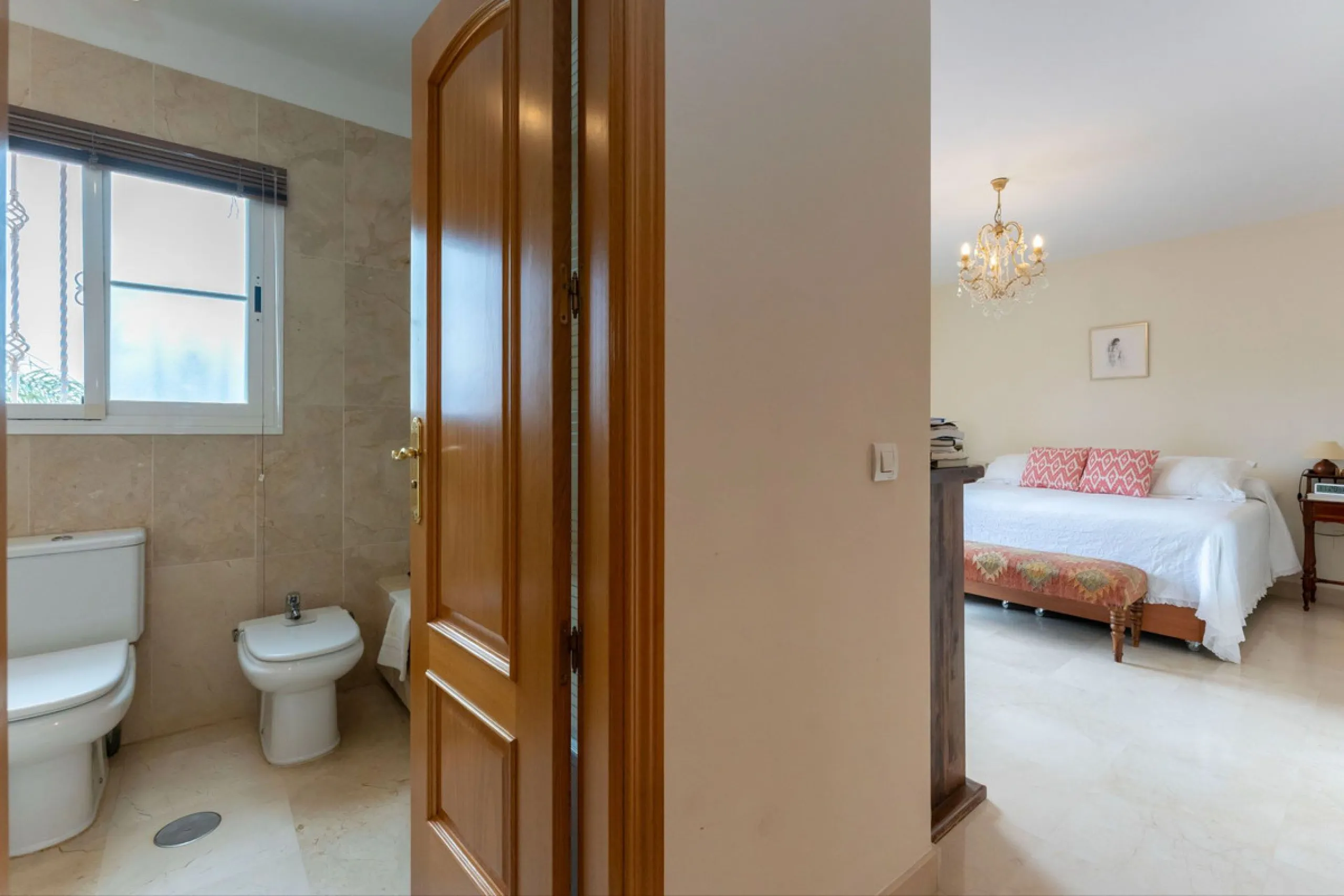 Located in the sought-after residential area of Cerro del Águila on Mijas Costa, this beautifully presented detached corner villa offers a unique combination of privacy, open views, and exceptional comfort. Enjoy uninterrupted panoramic vistas across the 