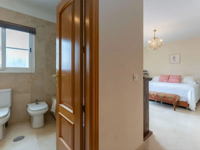Located in the sought-after residential area of Cerro del Águila on Mijas Costa, this beautifully presented detached corner villa offers a unique combination of privacy, open views, and exceptional comfort. Enjoy uninterrupted panoramic vistas across the 