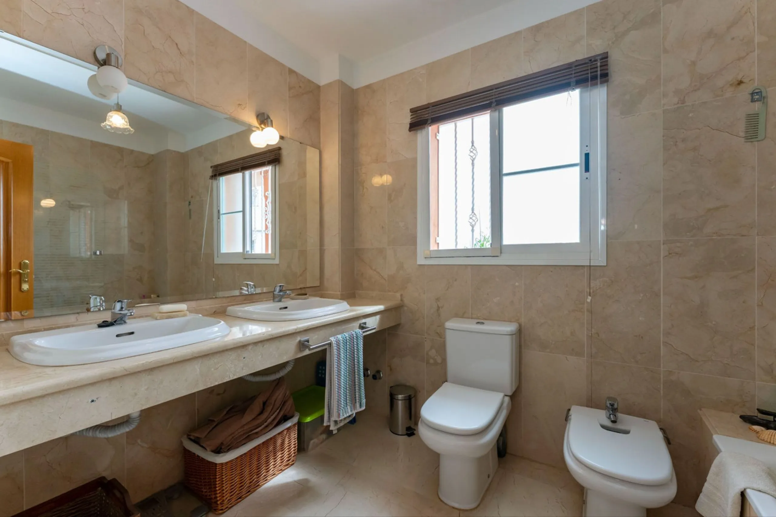 Located in the sought-after residential area of Cerro del Águila on Mijas Costa, this beautifully presented detached corner villa offers a unique combination of privacy, open views, and exceptional comfort. Enjoy uninterrupted panoramic vistas across the 