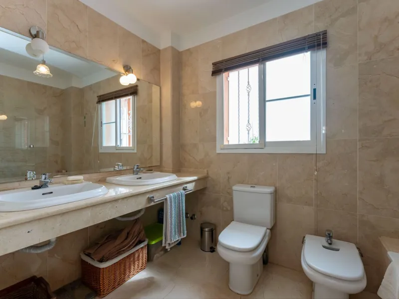 Located in the sought-after residential area of Cerro del Águila on Mijas Costa, this beautifully presented detached corner villa offers a unique combination of privacy, open views, and exceptional comfort. Enjoy uninterrupted panoramic vistas across the 
