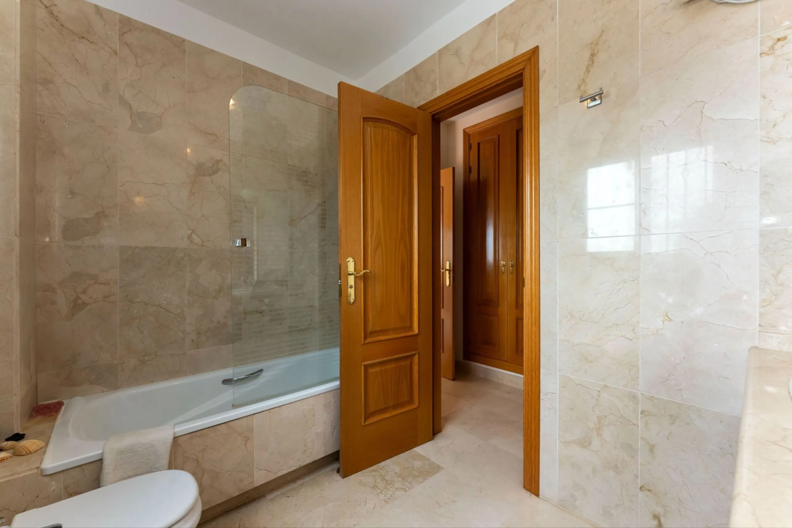 Located in the sought-after residential area of Cerro del Águila on Mijas Costa, this beautifully presented detached corner villa offers a unique combination of privacy, open views, and exceptional comfort. Enjoy uninterrupted panoramic vistas across the 