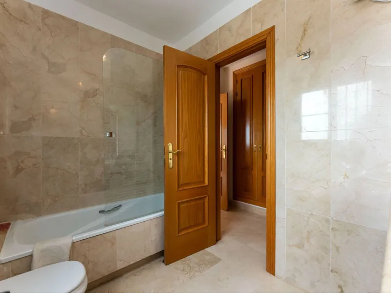 Located in the sought-after residential area of Cerro del Águila on Mijas Costa, this beautifully presented detached corner villa offers a unique combination of privacy, open views, and exceptional comfort. Enjoy uninterrupted panoramic vistas across the 