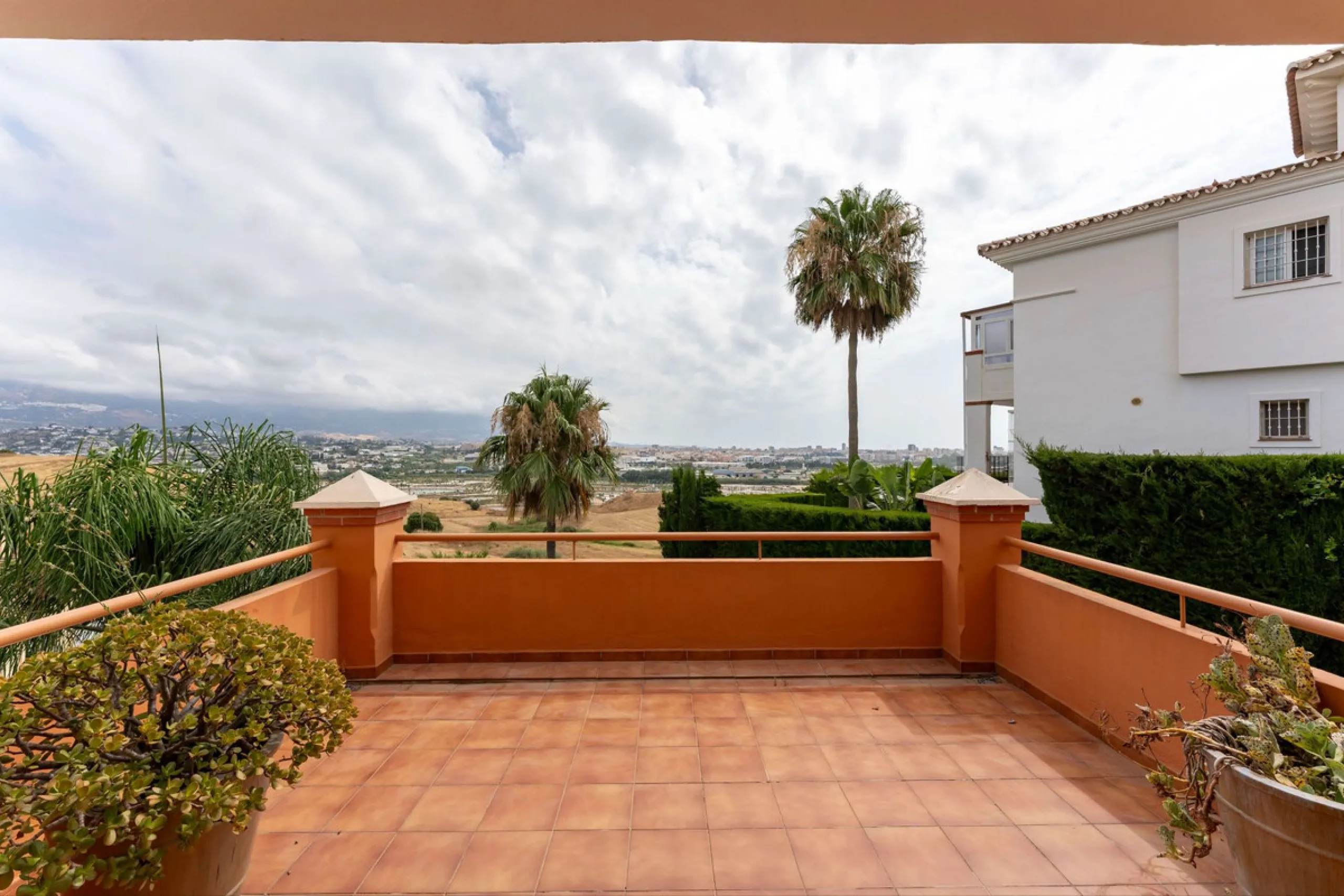 Located in the sought-after residential area of Cerro del Águila on Mijas Costa, this beautifully presented detached corner villa offers a unique combination of privacy, open views, and exceptional comfort. Enjoy uninterrupted panoramic vistas across the 