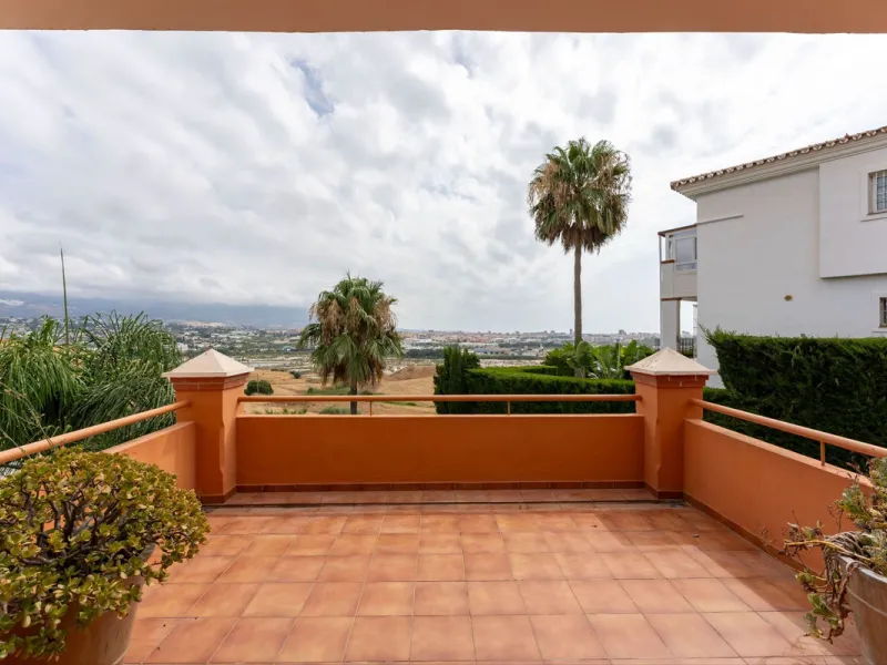 Located in the sought-after residential area of Cerro del Águila on Mijas Costa, this beautifully presented detached corner villa offers a unique combination of privacy, open views, and exceptional comfort. Enjoy uninterrupted panoramic vistas across the 