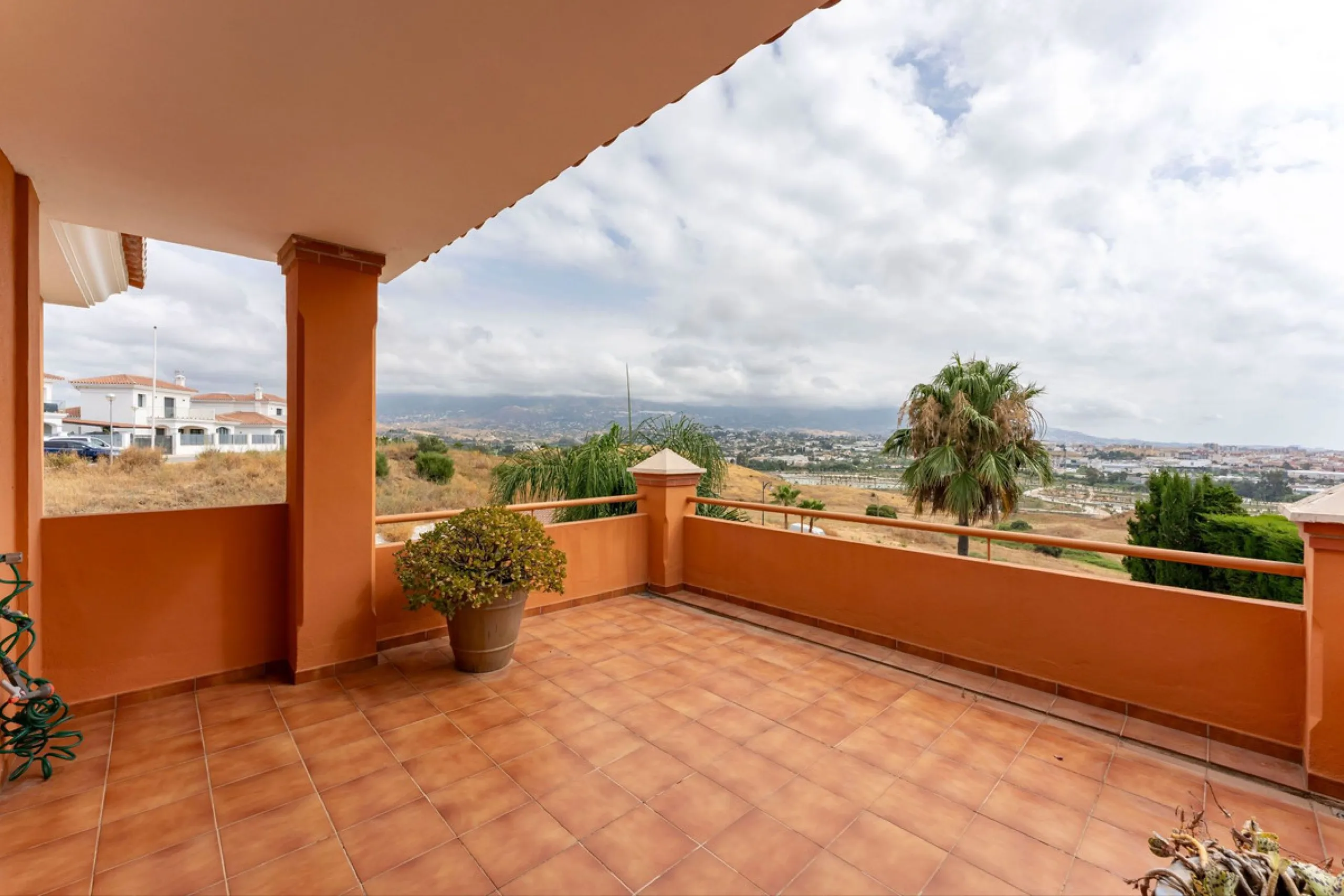 Located in the sought-after residential area of Cerro del Águila on Mijas Costa, this beautifully presented detached corner villa offers a unique combination of privacy, open views, and exceptional comfort. Enjoy uninterrupted panoramic vistas across the 