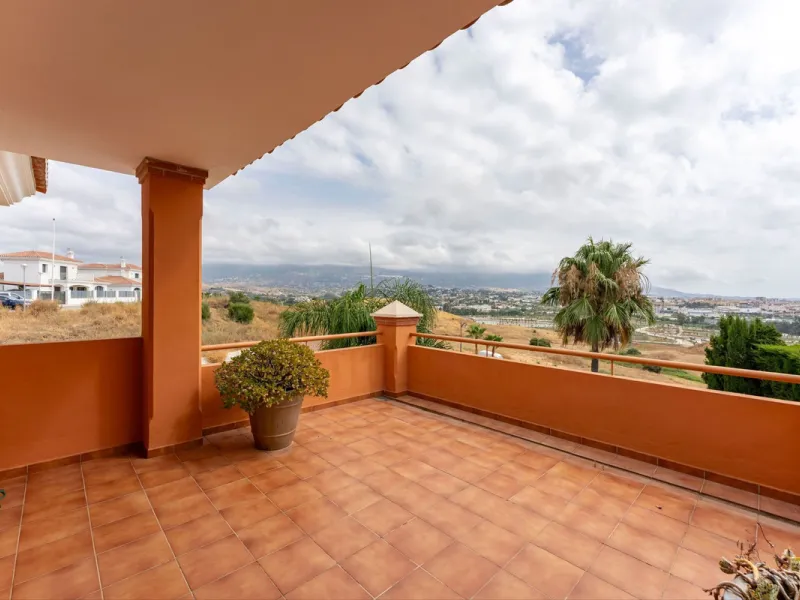 Located in the sought-after residential area of Cerro del Águila on Mijas Costa, this beautifully presented detached corner villa offers a unique combination of privacy, open views, and exceptional comfort. Enjoy uninterrupted panoramic vistas across the 