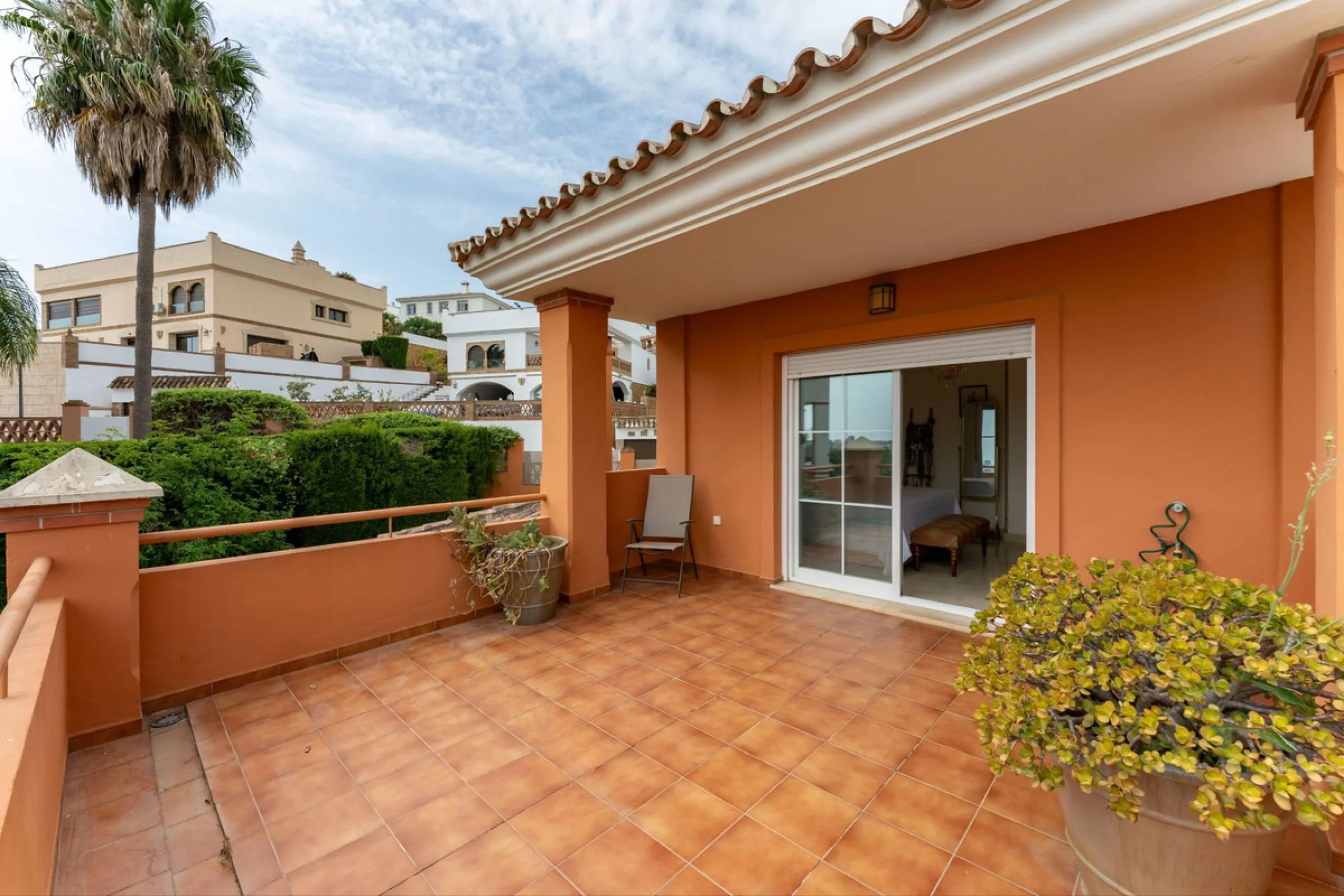 Located in the sought-after residential area of Cerro del Águila on Mijas Costa, this beautifully presented detached corner villa offers a unique combination of privacy, open views, and exceptional comfort. Enjoy uninterrupted panoramic vistas across the 