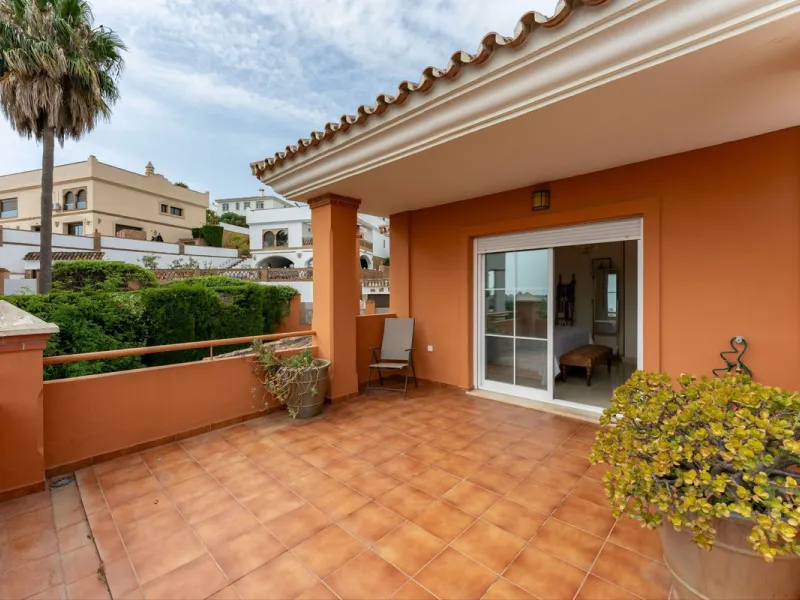 Located in the sought-after residential area of Cerro del Águila on Mijas Costa, this beautifully presented detached corner villa offers a unique combination of privacy, open views, and exceptional comfort. Enjoy uninterrupted panoramic vistas across the 