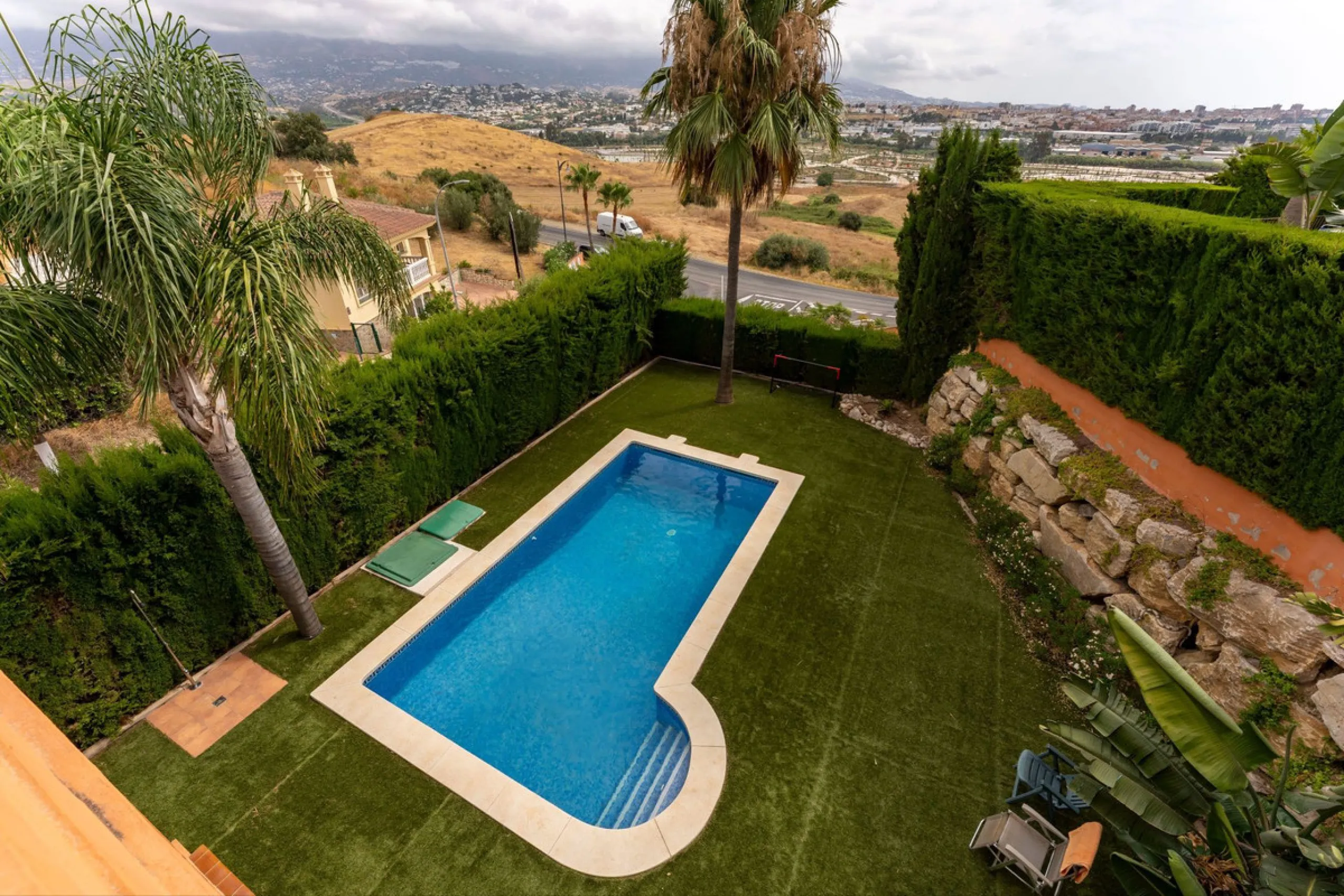 Located in the sought-after residential area of Cerro del Águila on Mijas Costa, this beautifully presented detached corner villa offers a unique combination of privacy, open views, and exceptional comfort. Enjoy uninterrupted panoramic vistas across the 