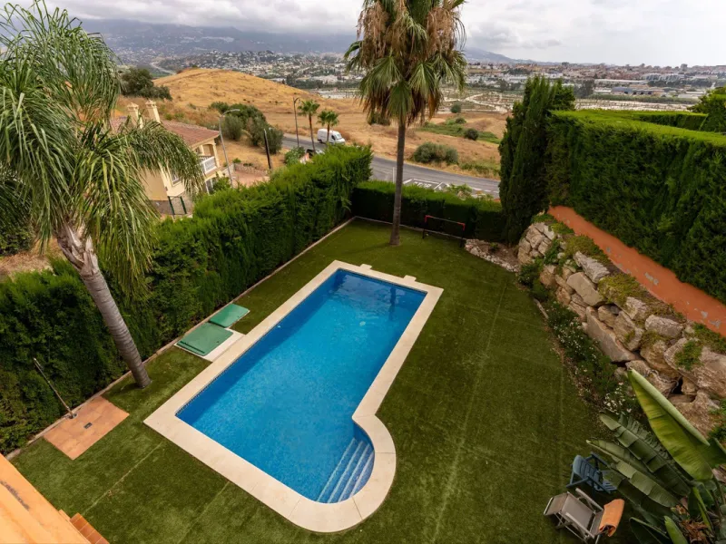 Located in the sought-after residential area of Cerro del Águila on Mijas Costa, this beautifully presented detached corner villa offers a unique combination of privacy, open views, and exceptional comfort. Enjoy uninterrupted panoramic vistas across the 