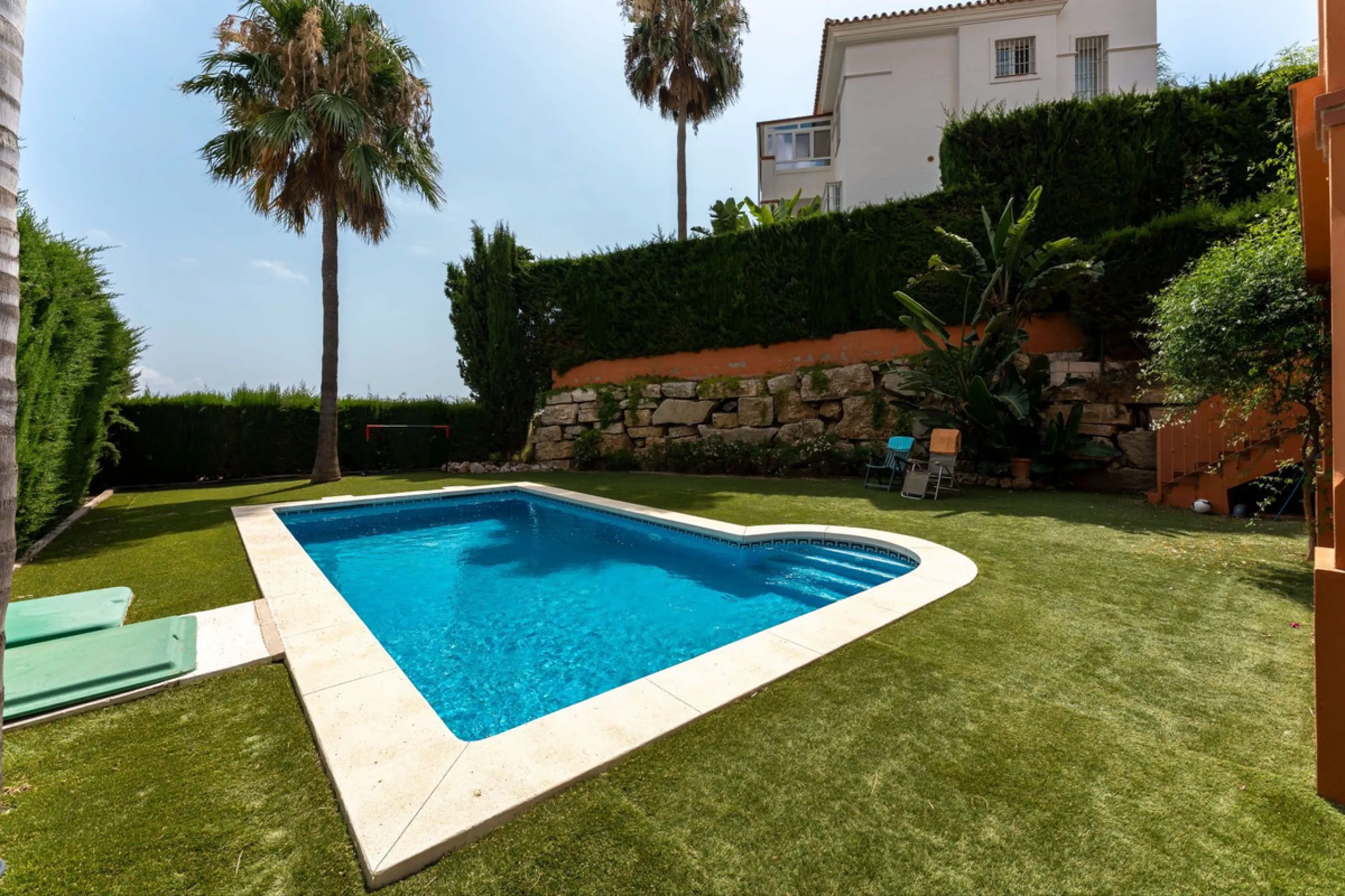 Located in the sought-after residential area of Cerro del Águila on Mijas Costa, this beautifully presented detached corner villa offers a unique combination of privacy, open views, and exceptional comfort. Enjoy uninterrupted panoramic vistas across the 