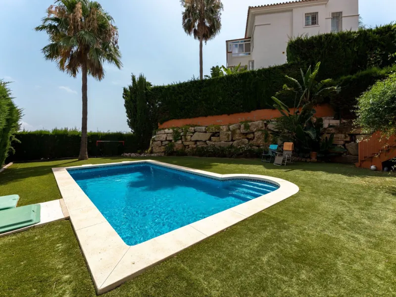 Located in the sought-after residential area of Cerro del Águila on Mijas Costa, this beautifully presented detached corner villa offers a unique combination of privacy, open views, and exceptional comfort. Enjoy uninterrupted panoramic vistas across the 