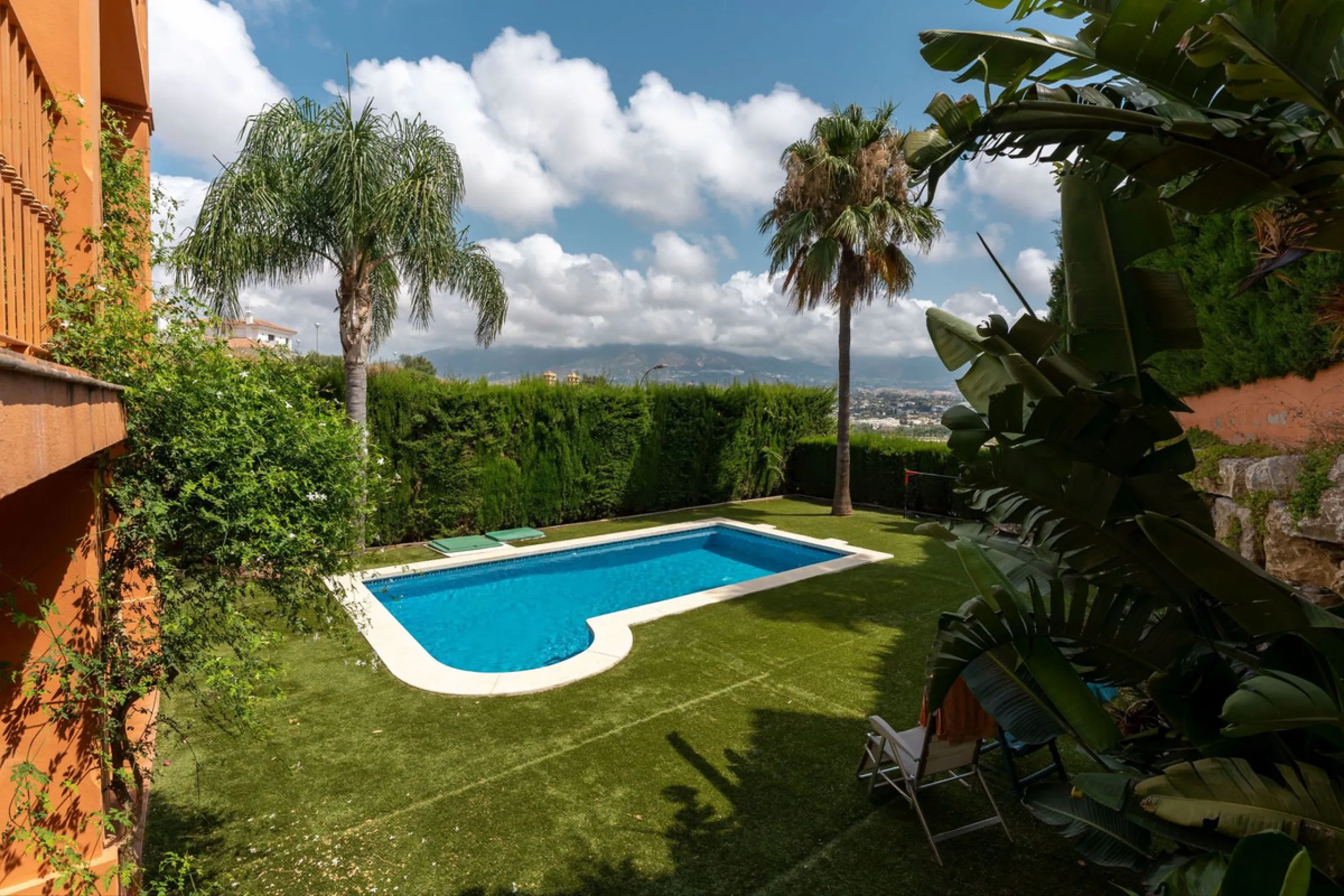 Located in the sought-after residential area of Cerro del Águila on Mijas Costa, this beautifully presented detached corner villa offers a unique combination of privacy, open views, and exceptional comfort. Enjoy uninterrupted panoramic vistas across the 