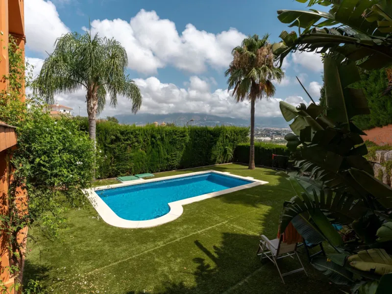 Located in the sought-after residential area of Cerro del Águila on Mijas Costa, this beautifully presented detached corner villa offers a unique combination of privacy, open views, and exceptional comfort. Enjoy uninterrupted panoramic vistas across the 
