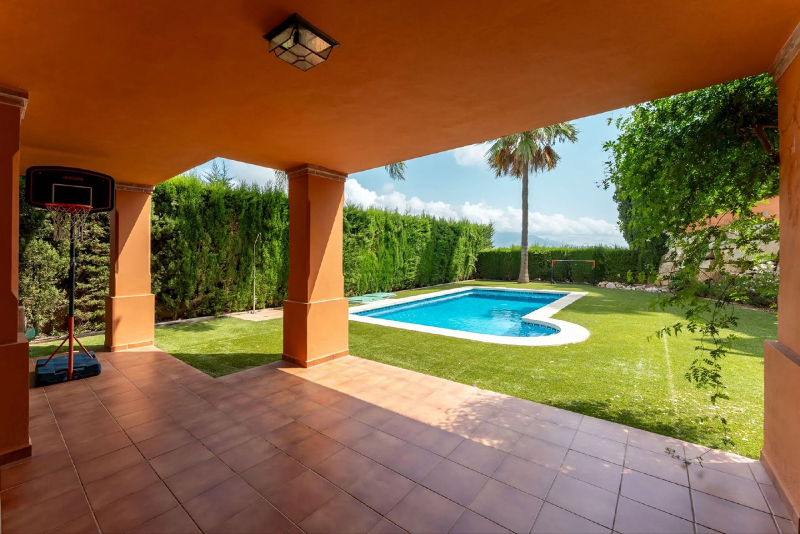 Located in the sought-after residential area of Cerro del Águila on Mijas Costa, this beautifully presented detached corner villa offers a unique combination of privacy, open views, and exceptional comfort. Enjoy uninterrupted panoramic vistas across the 