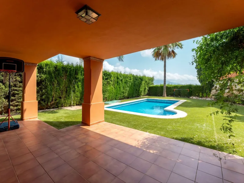 Located in the sought-after residential area of Cerro del Águila on Mijas Costa, this beautifully presented detached corner villa offers a unique combination of privacy, open views, and exceptional comfort. Enjoy uninterrupted panoramic vistas across the 