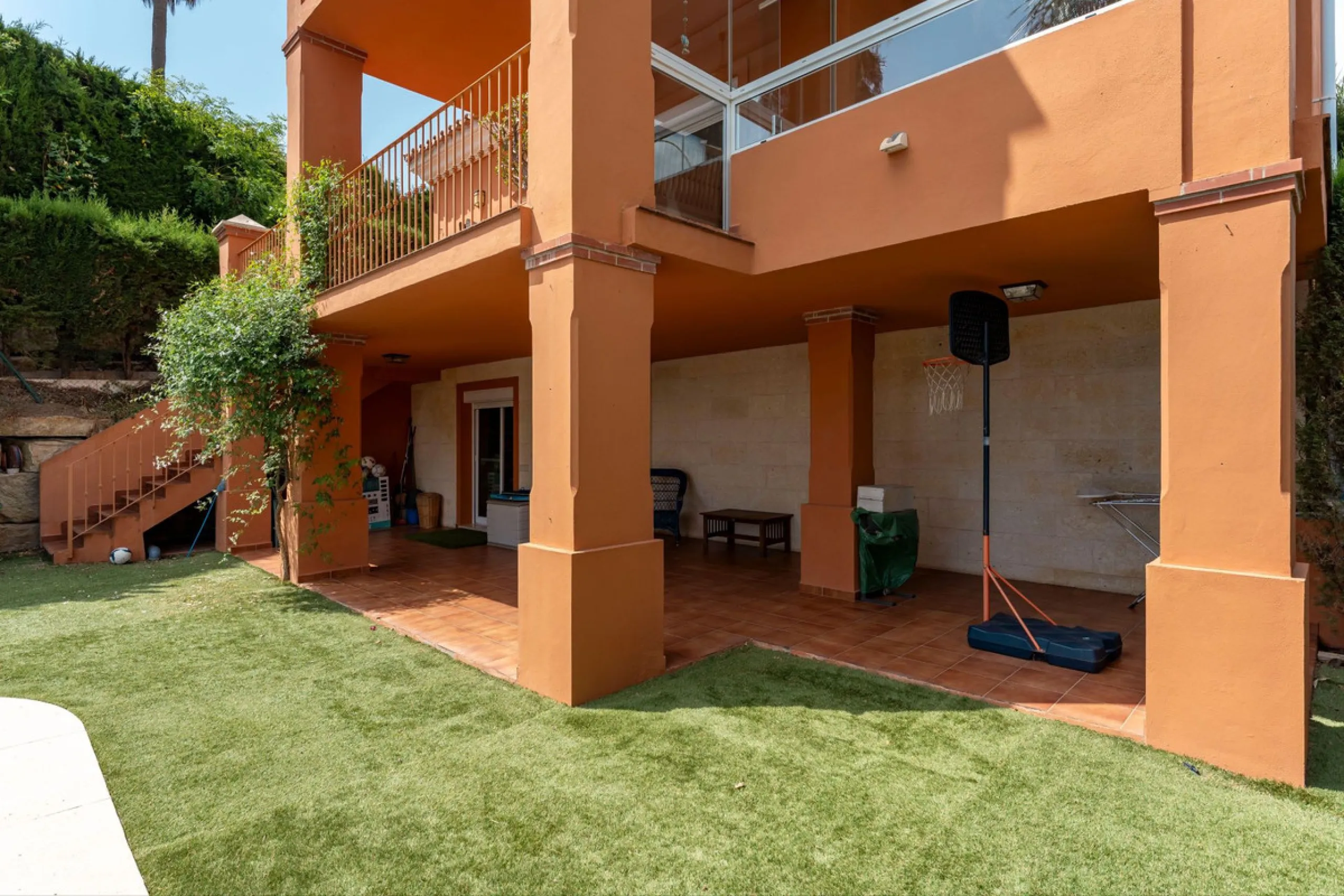 Located in the sought-after residential area of Cerro del Águila on Mijas Costa, this beautifully presented detached corner villa offers a unique combination of privacy, open views, and exceptional comfort. Enjoy uninterrupted panoramic vistas across the 