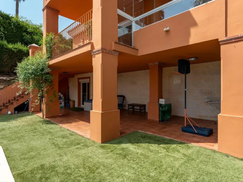 Located in the sought-after residential area of Cerro del Águila on Mijas Costa, this beautifully presented detached corner villa offers a unique combination of privacy, open views, and exceptional comfort. Enjoy uninterrupted panoramic vistas across the 