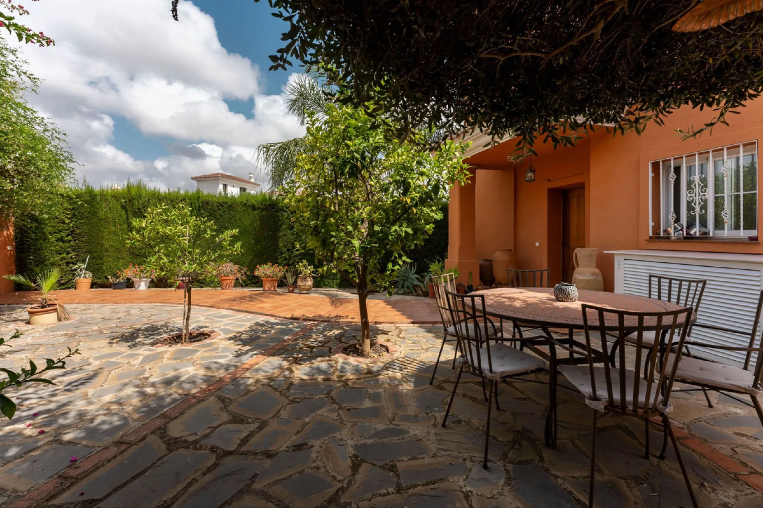 Located in the sought-after residential area of Cerro del Águila on Mijas Costa, this beautifully presented detached corner villa offers a unique combination of privacy, open views, and exceptional comfort. Enjoy uninterrupted panoramic vistas across the 