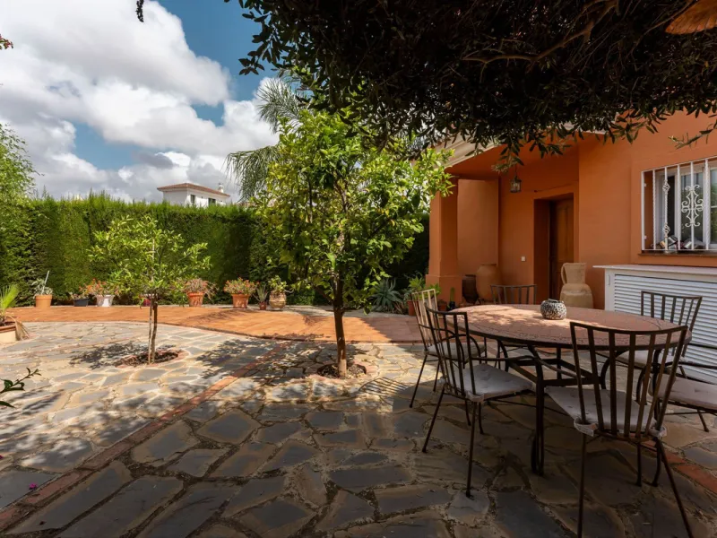 Located in the sought-after residential area of Cerro del Águila on Mijas Costa, this beautifully presented detached corner villa offers a unique combination of privacy, open views, and exceptional comfort. Enjoy uninterrupted panoramic vistas across the 