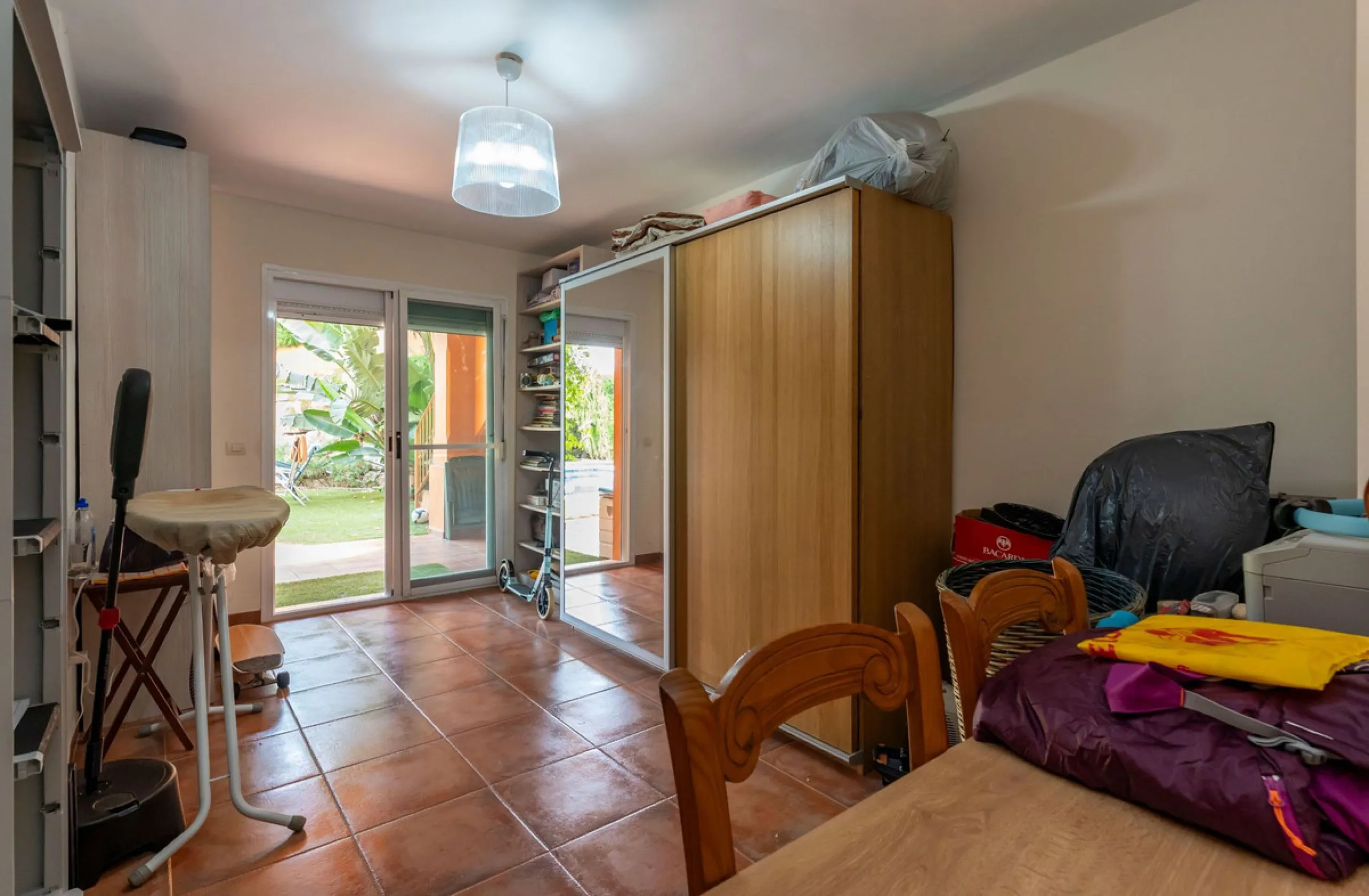Located in the sought-after residential area of Cerro del Águila on Mijas Costa, this beautifully presented detached corner villa offers a unique combination of privacy, open views, and exceptional comfort. Enjoy uninterrupted panoramic vistas across the 