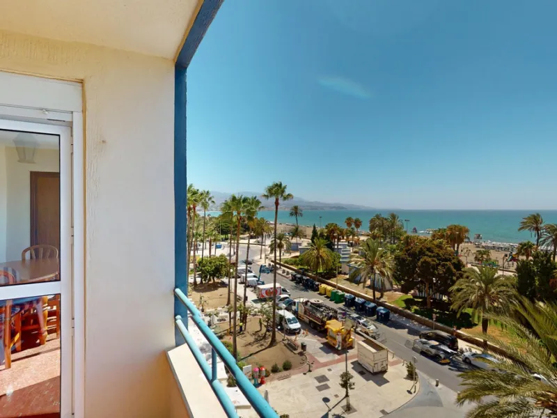 Discover this exceptional 3-bedroom apartment located on one of Torre del Mars main streets, just steps from the beach. This frontline property offers stunning panoramic sea views from all three bedrooms, with two featuring built-in wardrobes for added co