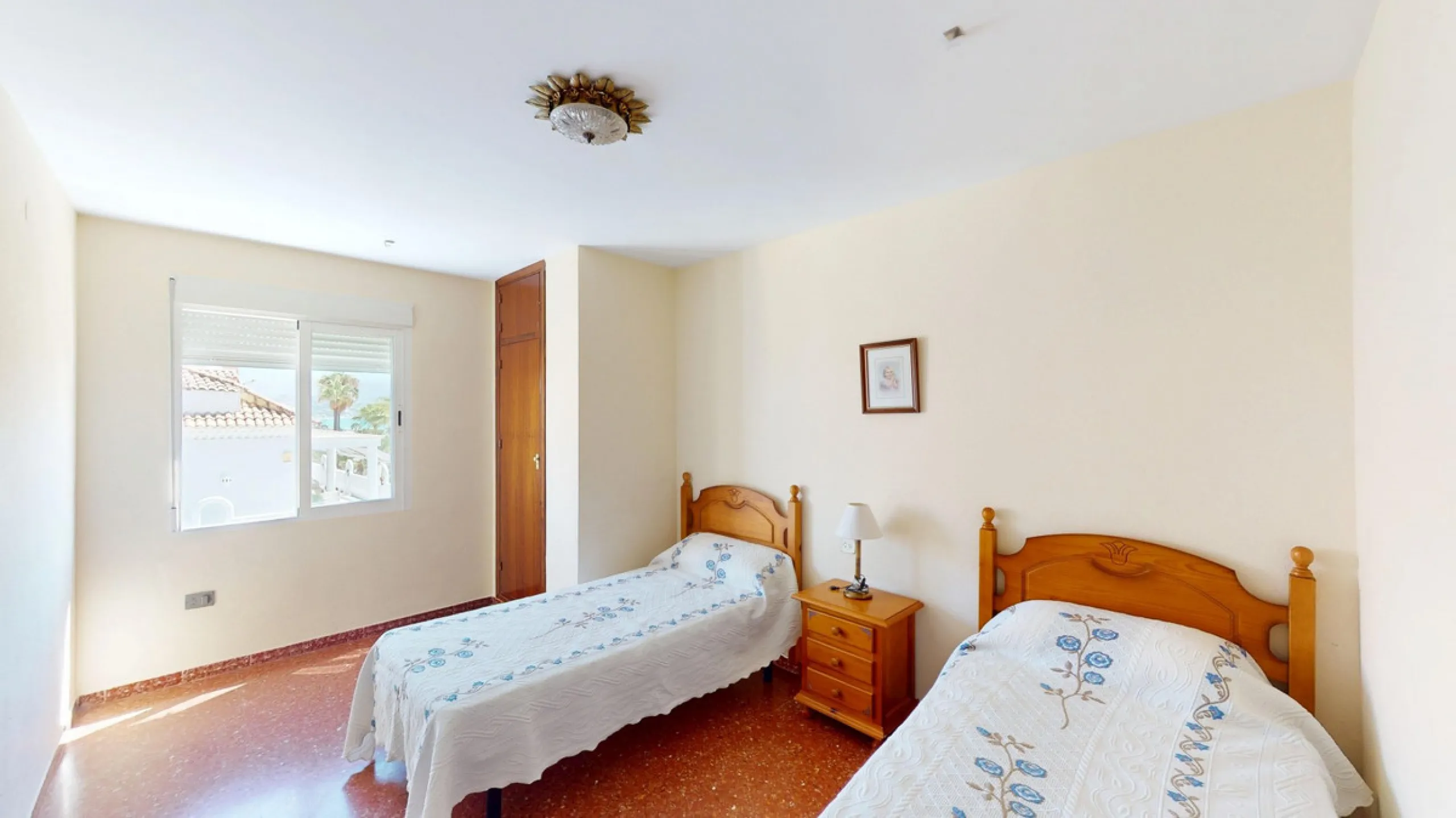 Discover this exceptional 3-bedroom apartment located on one of Torre del Mars main streets, just steps from the beach. This frontline property offers stunning panoramic sea views from all three bedrooms, with two featuring built-in wardrobes for added co