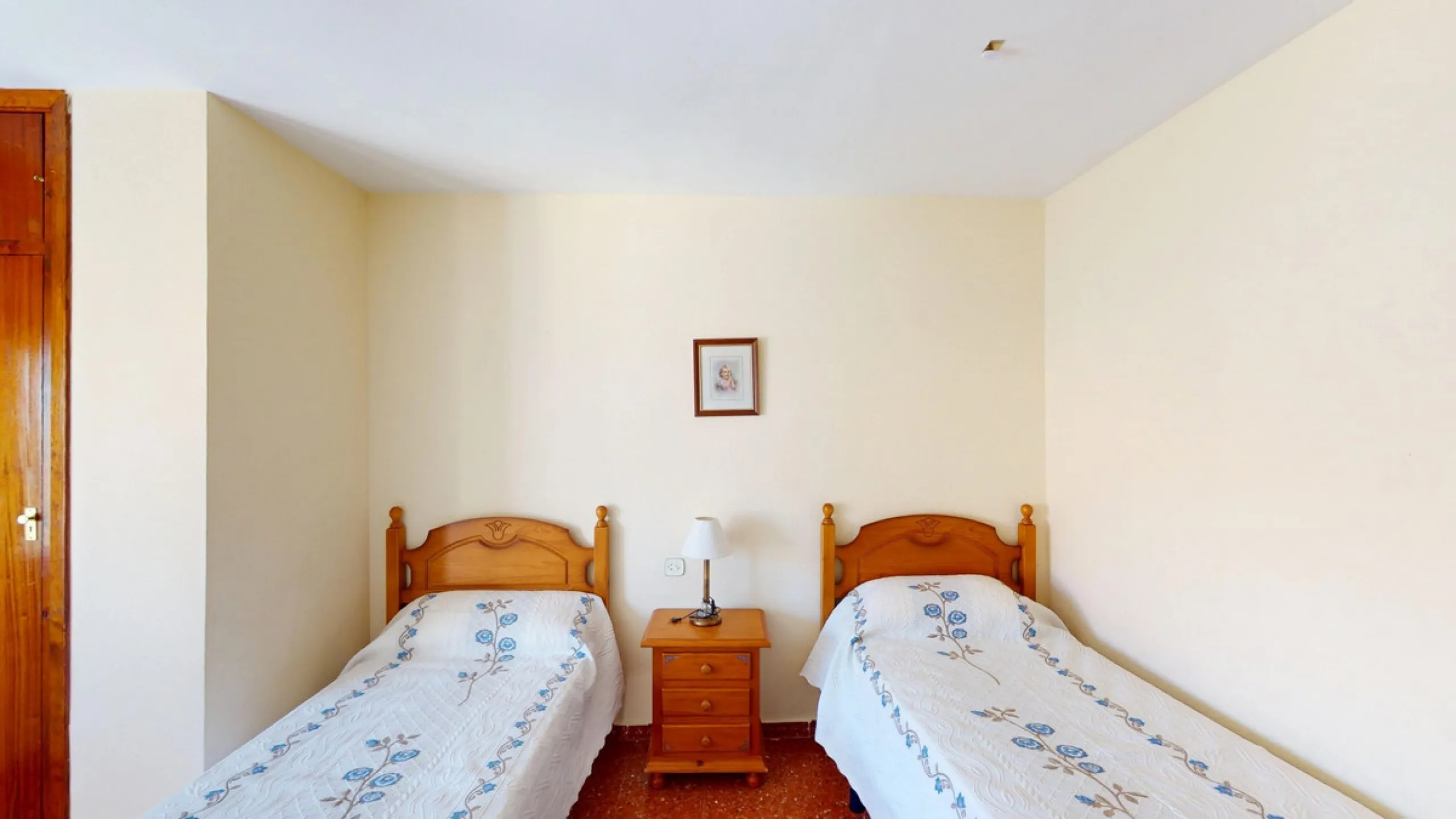 Discover this exceptional 3-bedroom apartment located on one of Torre del Mars main streets, just steps from the beach. This frontline property offers stunning panoramic sea views from all three bedrooms, with two featuring built-in wardrobes for added co