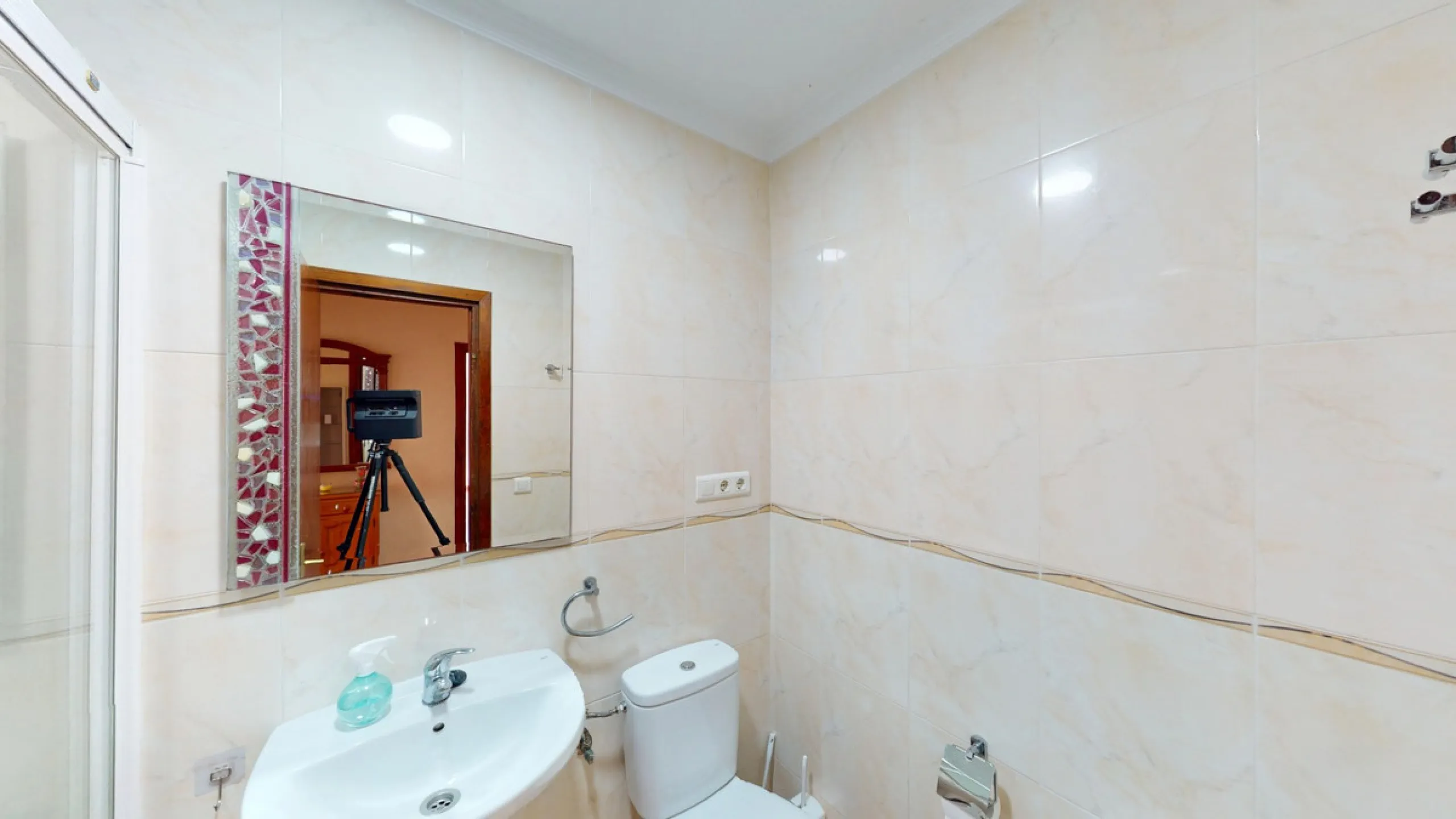 Discover this exceptional 3-bedroom apartment located on one of Torre del Mars main streets, just steps from the beach. This frontline property offers stunning panoramic sea views from all three bedrooms, with two featuring built-in wardrobes for added co