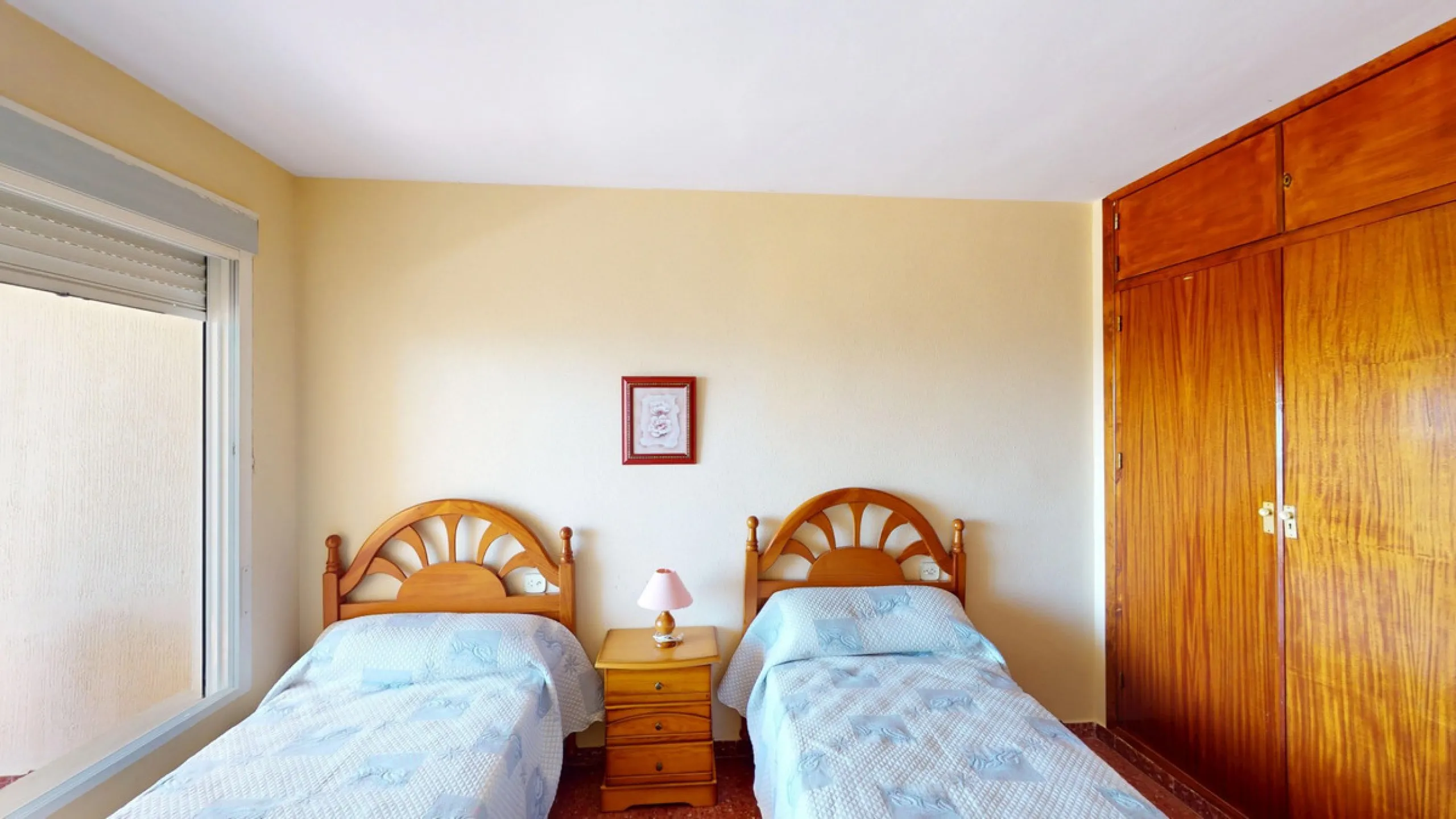 Discover this exceptional 3-bedroom apartment located on one of Torre del Mars main streets, just steps from the beach. This frontline property offers stunning panoramic sea views from all three bedrooms, with two featuring built-in wardrobes for added co