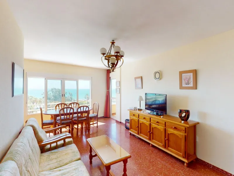 Discover this exceptional 3-bedroom apartment located on one of Torre del Mars main streets, just steps from the beach. This frontline property offers stunning panoramic sea views from all three bedrooms, with two featuring built-in wardrobes for added co