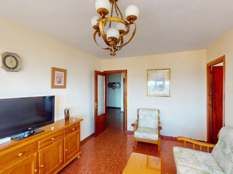 Discover this exceptional 3-bedroom apartment located on one of Torre del Mars main streets, just steps from the beach. This frontline property offers stunning panoramic sea views from all three bedrooms, with two featuring built-in wardrobes for added co