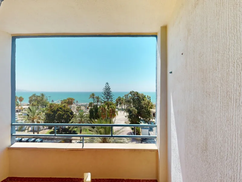 Discover this exceptional 3-bedroom apartment located on one of Torre del Mars main streets, just steps from the beach. This frontline property offers stunning panoramic sea views from all three bedrooms, with two featuring built-in wardrobes for added co