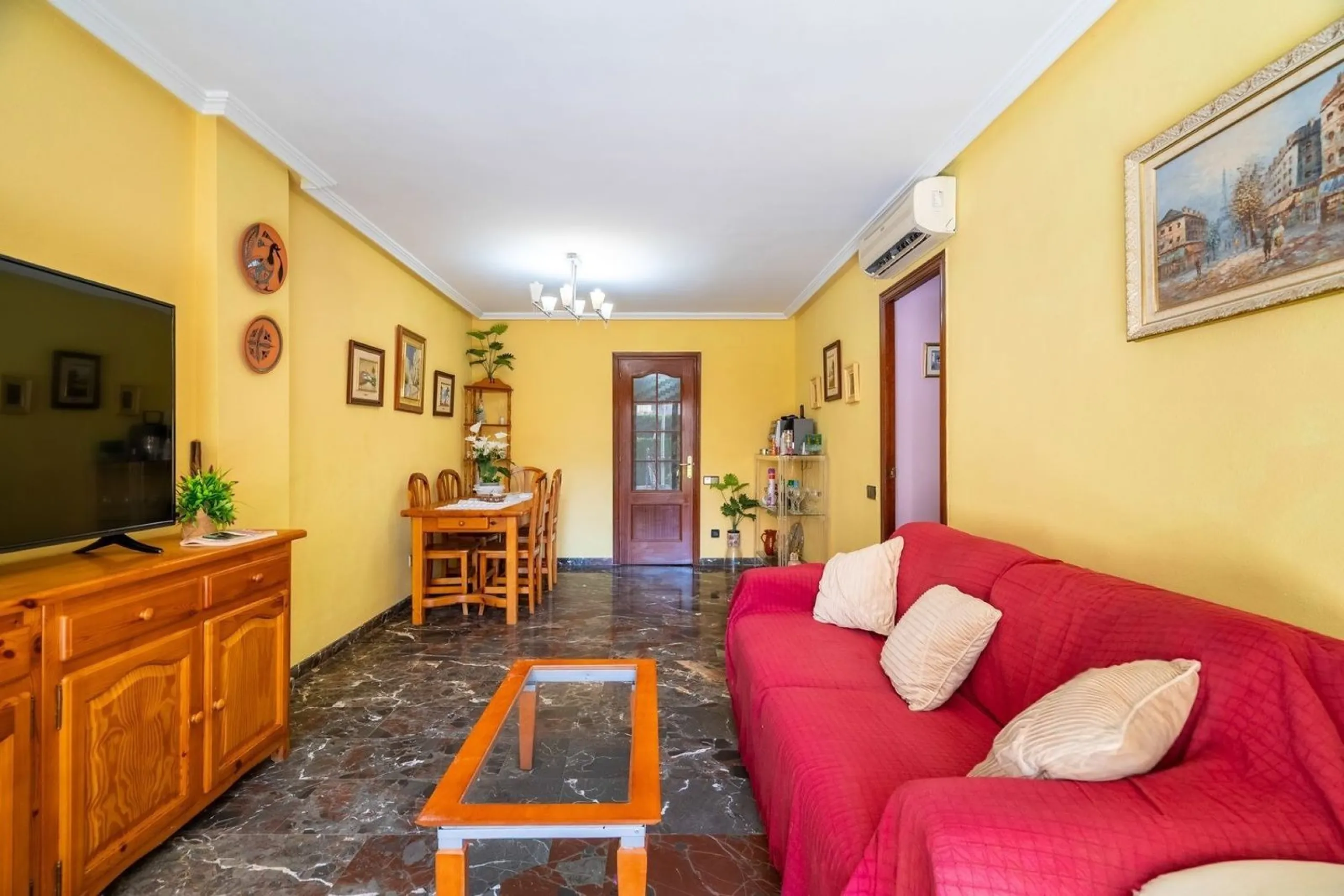 Ground-floor beachfront apartment with pool and parking in Calafell