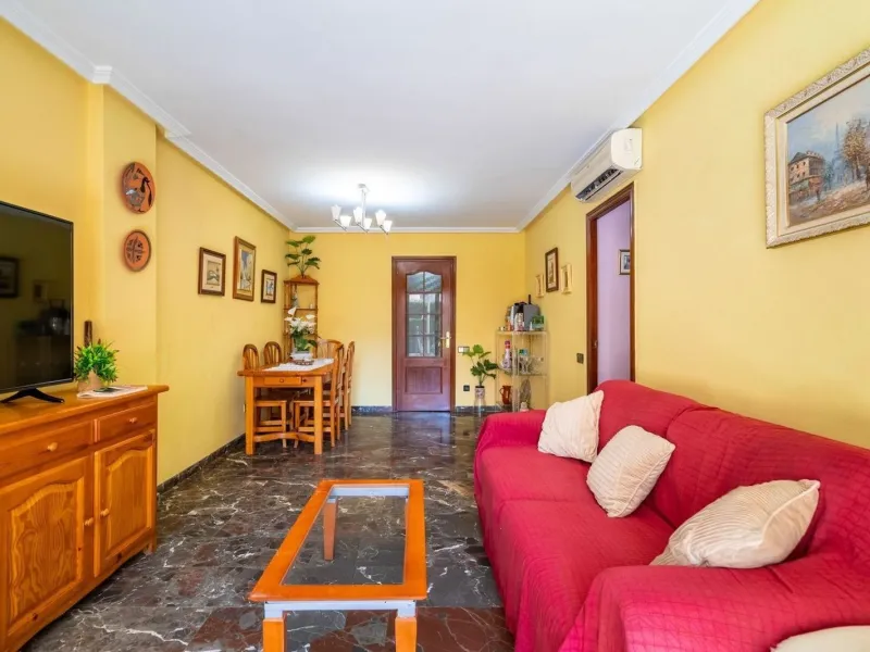 Ground-floor beachfront apartment with pool and parking in Calafell