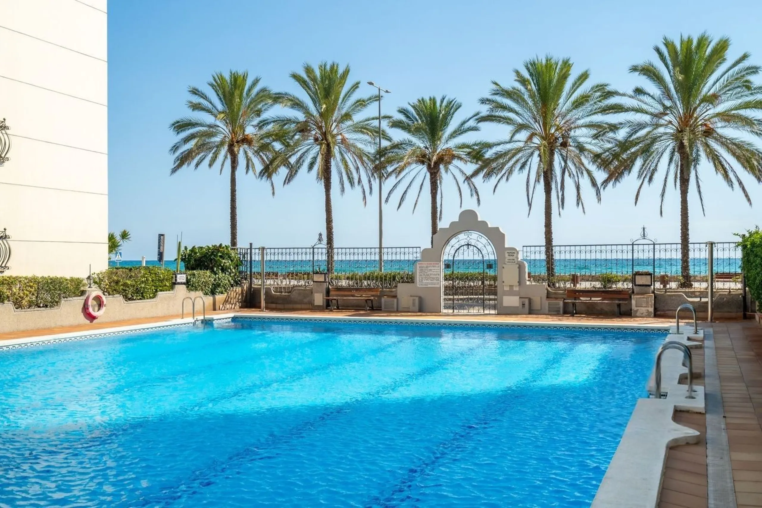 Ground-floor beachfront apartment with pool and parking in Calafell