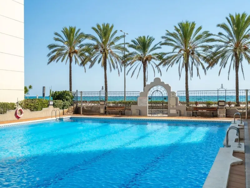 Ground-floor beachfront apartment with pool and parking in Calafell