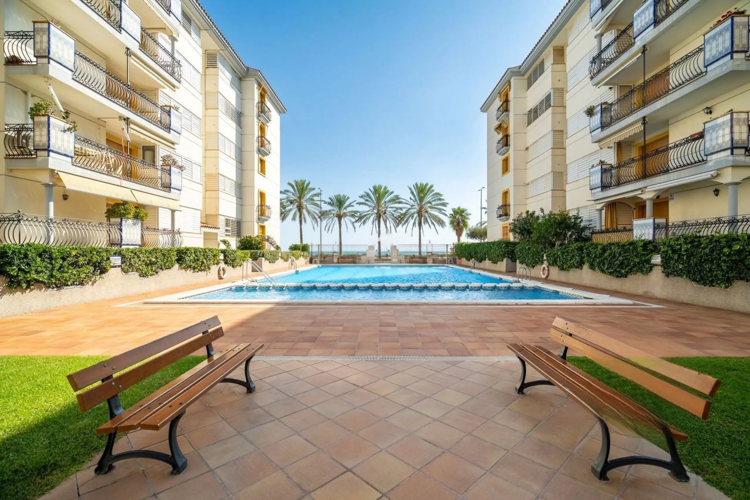 Ground-floor beachfront apartment with pool and parking in Calafell