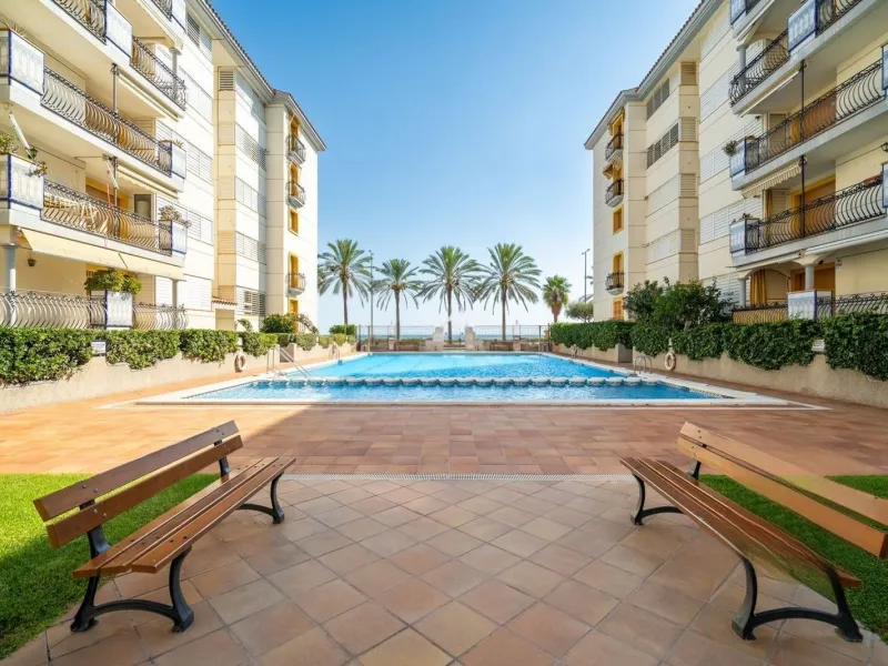 Ground-floor beachfront apartment with pool and parking in Calafell