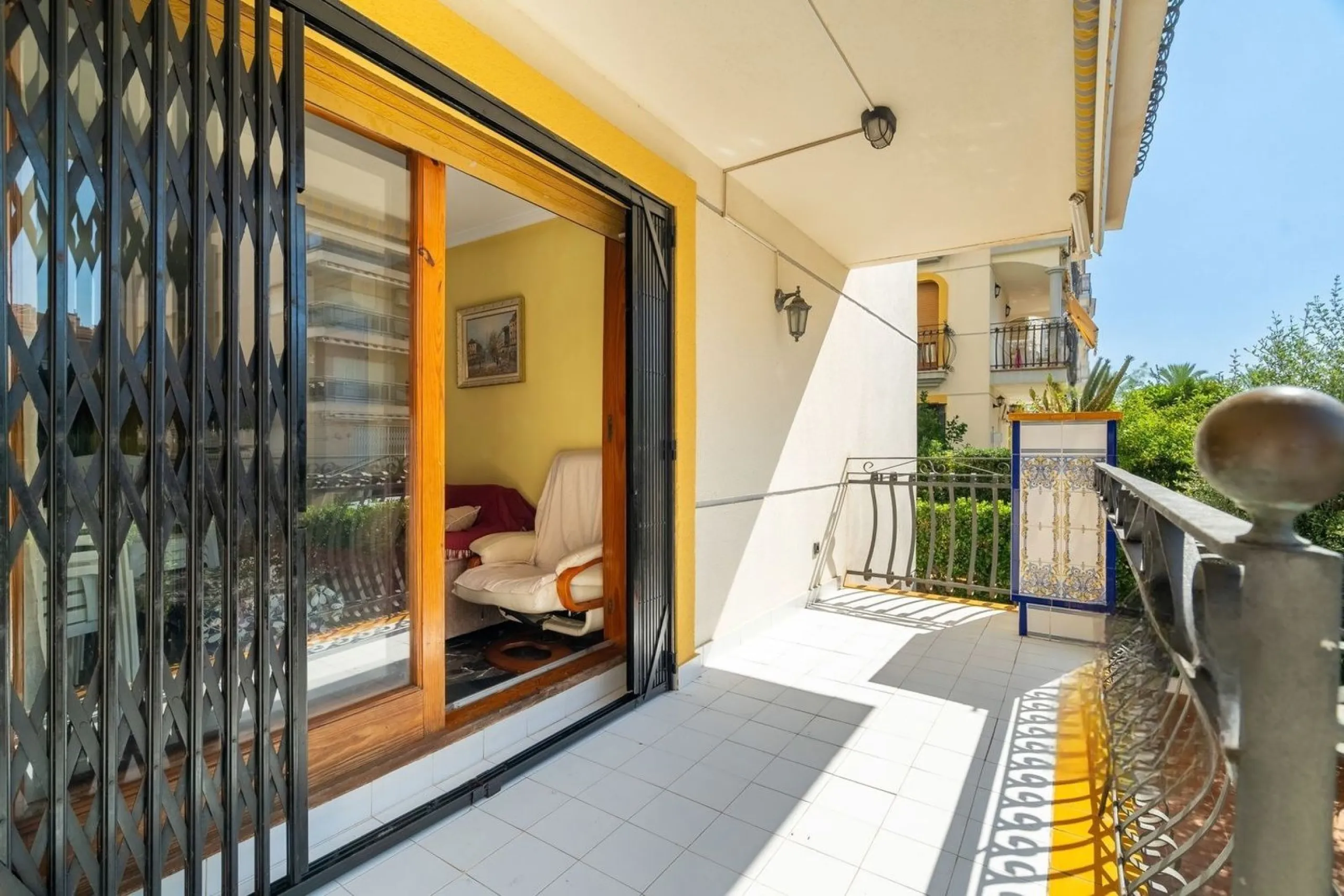 Ground-floor beachfront apartment with pool and parking in Calafell
