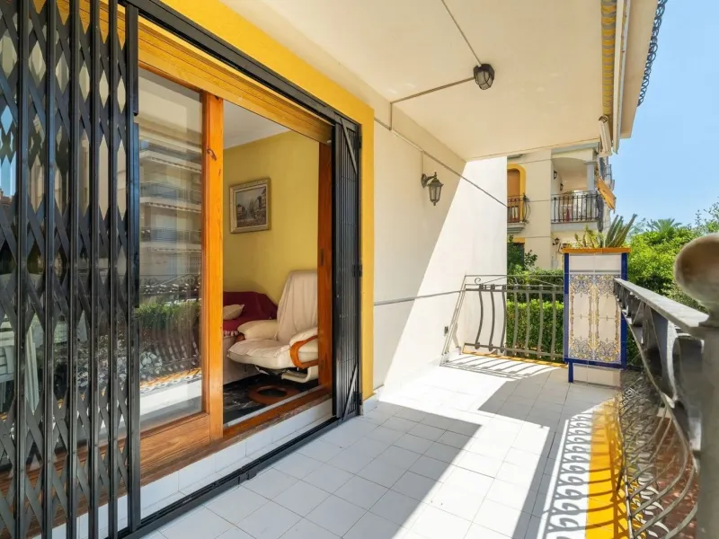 Ground-floor beachfront apartment with pool and parking in Calafell