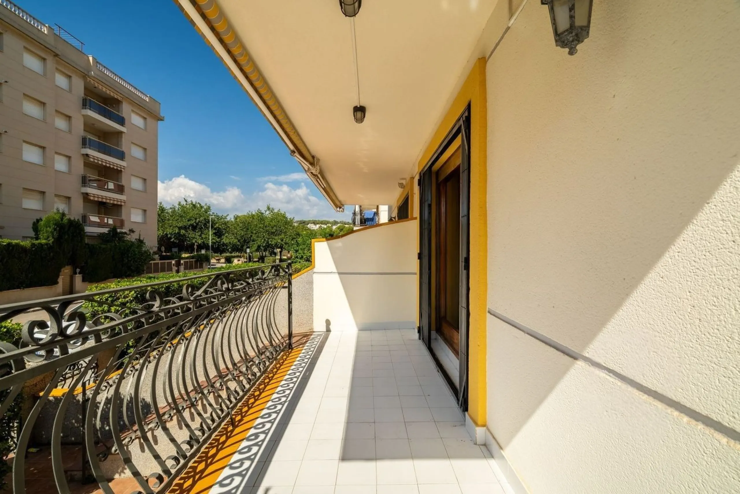 Ground-floor beachfront apartment with pool and parking in Calafell