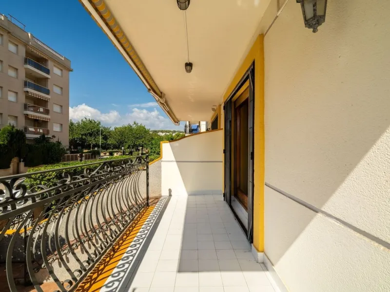 Ground-floor beachfront apartment with pool and parking in Calafell
