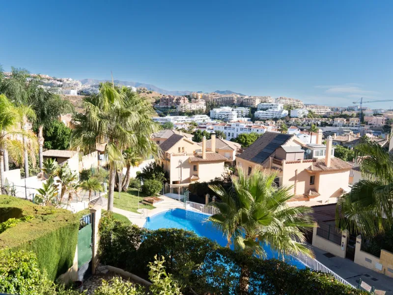 Discover your new home in this charming semi-detached villa! This property has 3 spacious bedrooms and 3 bathrooms, perfect for enjoying the comfort and space you've always wanted. The house offers a cosy private garden where you can relax and enjoy the o
