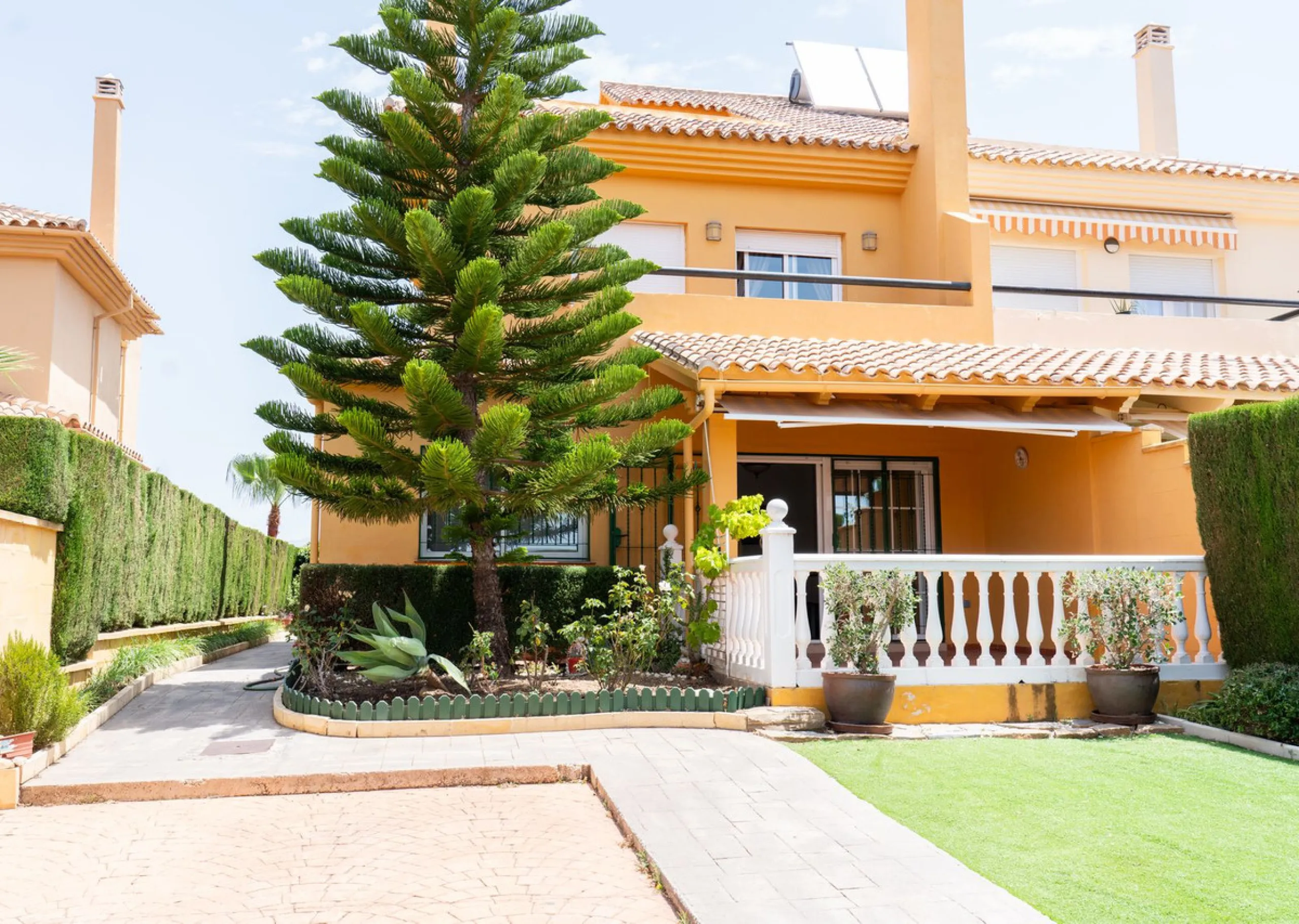 Discover your new home in this charming semi-detached villa! This property has 3 spacious bedrooms and 3 bathrooms, perfect for enjoying the comfort and space you've always wanted. The house offers a cosy private garden where you can relax and enjoy the o